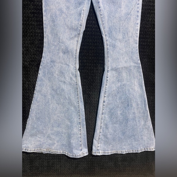 Shein Floral Embroidered Flared light blue Jeans size L 80%Cotton 15% polyester - Picture 5 of 10